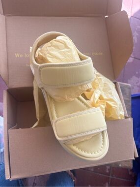 Twoobs Pale Yellow Velcro Strap Slide Sandals nib